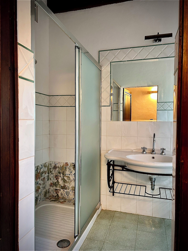 Bathroom 4, Villa Mucellena, Siena