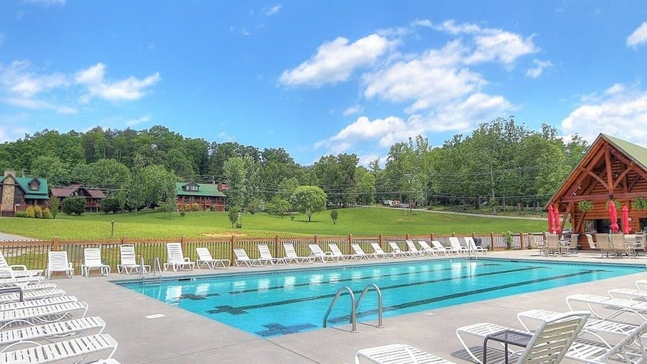 Sport & Beauty 2, Graceful Awestruck Perfect Mountain Views with Pool Access by RedAwning, Sevier