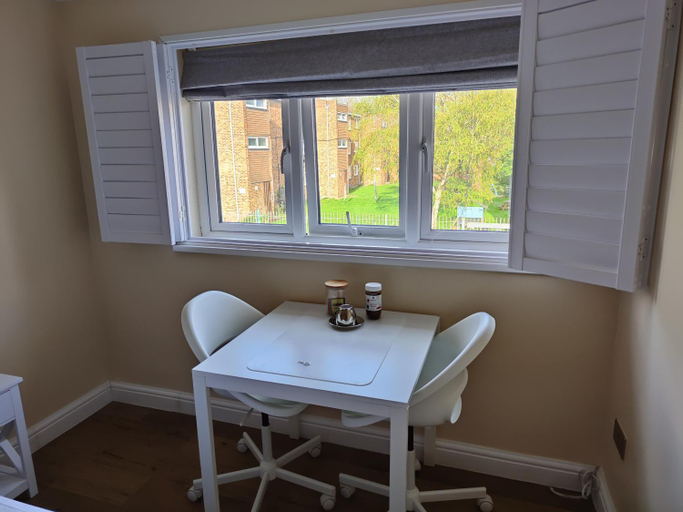 Others 3, Clifton House O2 & Excel Rooms with private bathroom and Breakfast option, London
