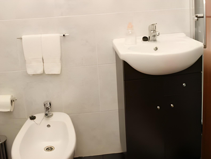Bathroom 3, Almada Guest House, Porto