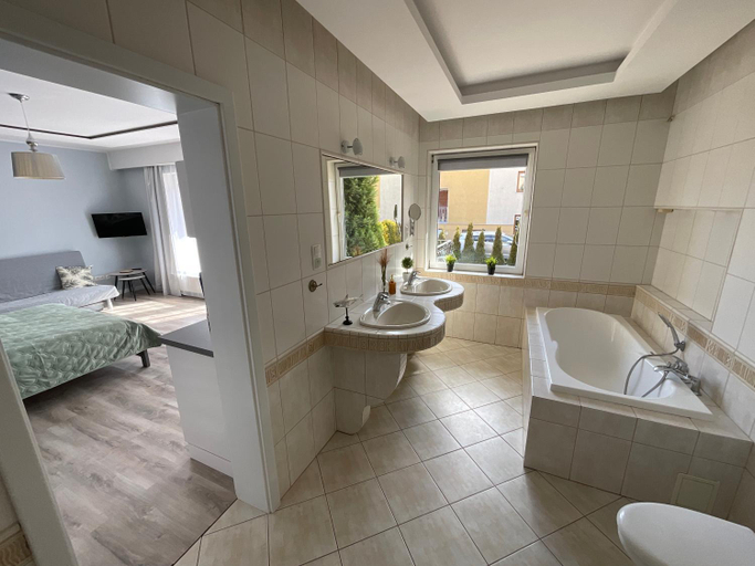 Bathroom 4, WiLLA APART, Puck