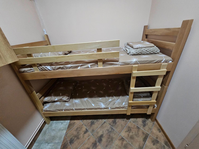 Others 3, Hostel Ciro, Kula