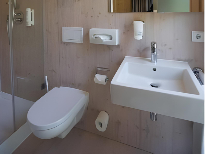 Bathroom 4, Alpenhotel Ammerwald, Reutte