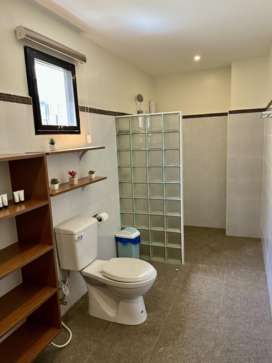 Bathroom 3, LB Pietz Pension House, Cordoba