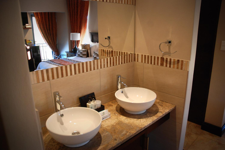 Bathroom 3, Kathuhari Guesthouse, John Taolo Gaetsewe