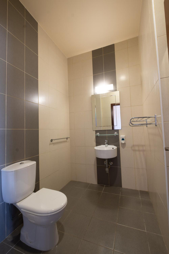 Shower, Pine and Olive Seahouse