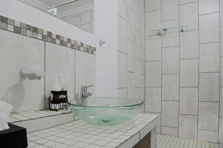 Bathroom 3, Arvella Guesthouse, Mangaung