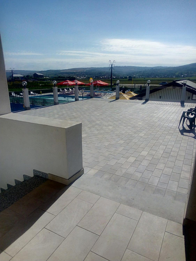 Others 5, edera, Tanacu
