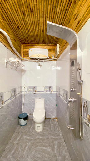Bathroom 2, Quoc Khanh Bamboo homestay, Hoa Lư