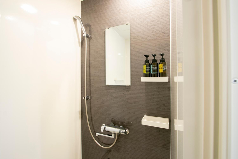 Shower 4, Ostay Ueno, Taitō