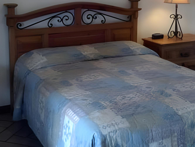 Bedroom, Buffalo Chip's Ranch House Motel, Lee