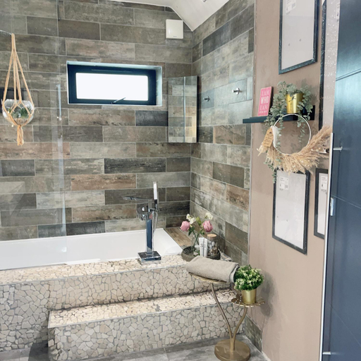 Shower, Unique and Artsy Holiday Shared Home, Surrey
