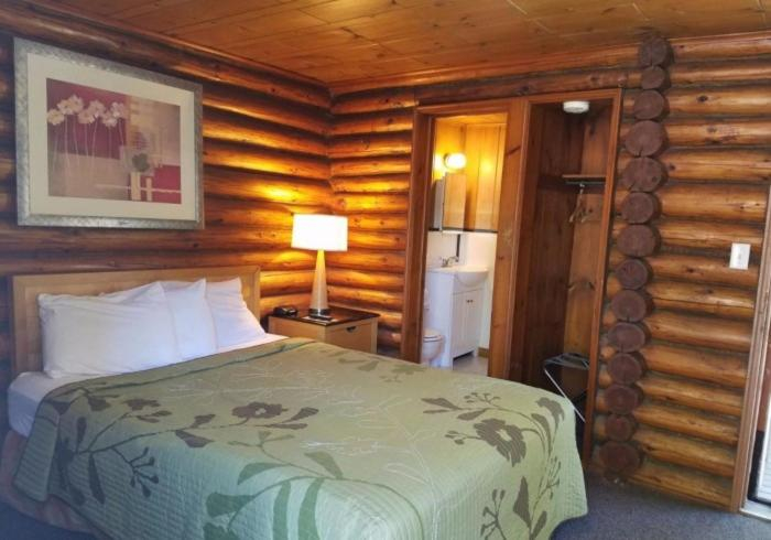 Bedroom 2, Seven Dwarfs Motel & Cabins, Warren