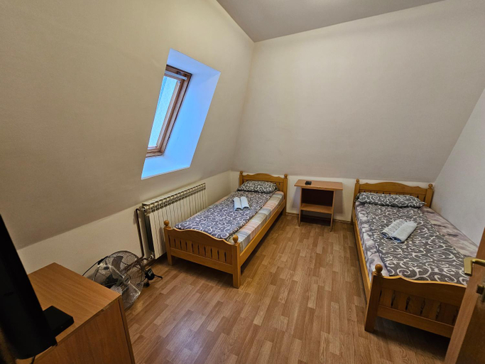 Others 4, Aleks Sobe, Loznica