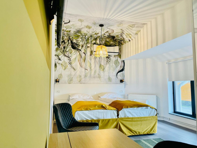 Others 4, Motel Azur, Calnic