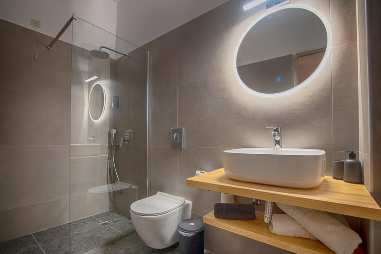 Bathroom 3, To Kyma, North Aegean