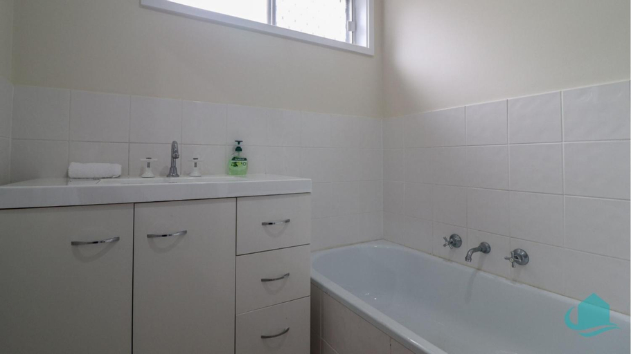 Caves Getaway - Pool and beach, Lake Macquarie  - North