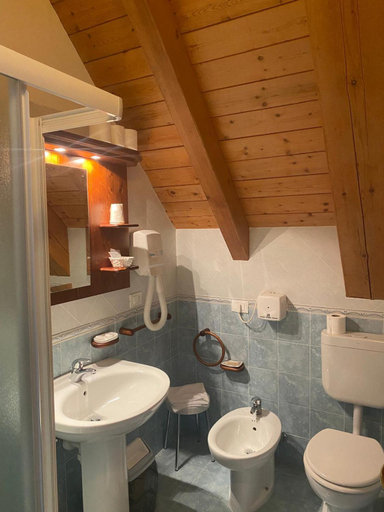 Bathroom 1, Hotel Aplis, Udine