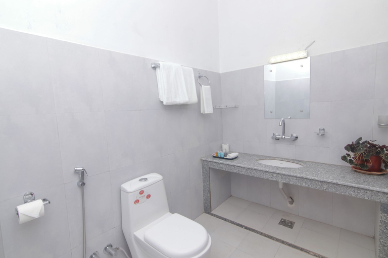 Bathroom 4, Hotel Yatra Sauraha, Narayani