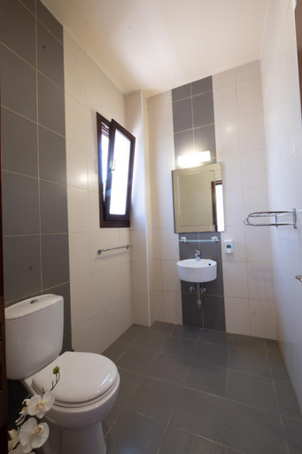 4, Pine and Olive Seahouse