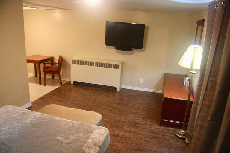 Bedroom 3, American Plaza Motel, Middlesex