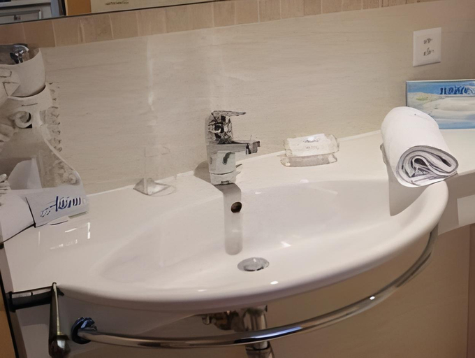 Bathroom 3, Hotel Astoria, Inn
