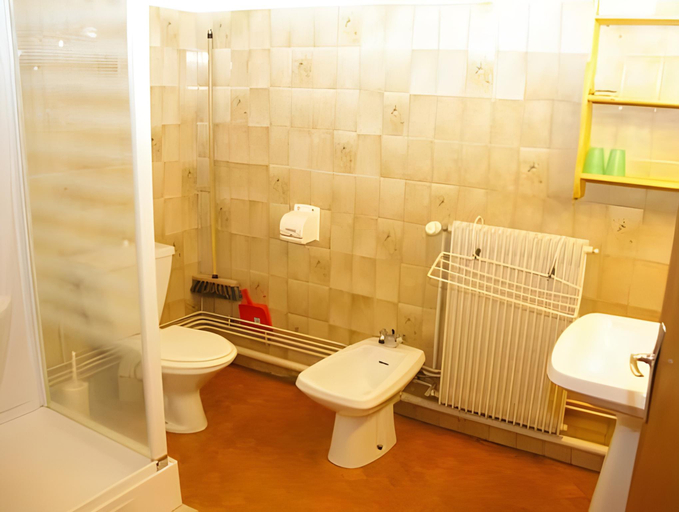 Bathroom 2, Auberge La Prairie, Pyrénées-Orientales