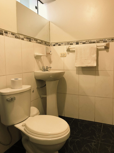 Bathroom, NAFIS CASONA APULINLI, Calca