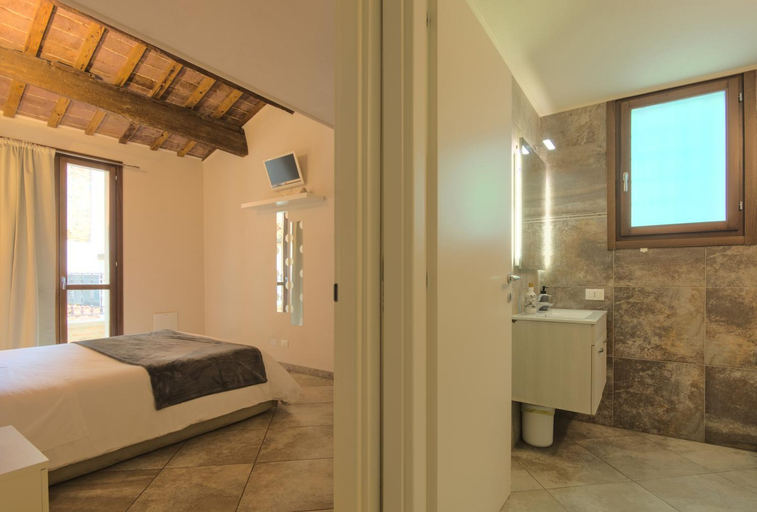 Bathroom 3, Imola Suites, Bologna