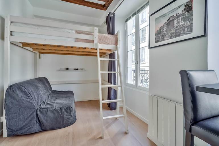 Others 4, Cute Mezzanine Studio in the Heart of Paris (2M), Paris