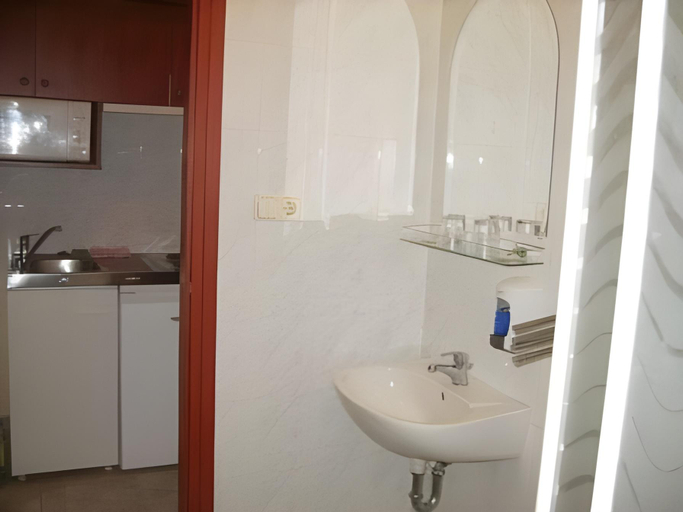 Bathroom 2, Aranypatko Panzio, Győr