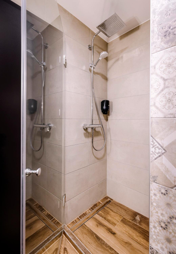 Others 2, Amade Apartmanok 2 with free parking, Győr