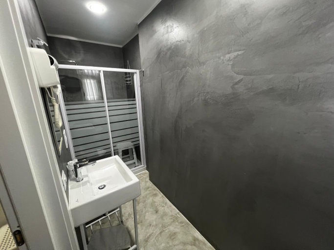 Bathroom 2, La Piazza BeB, Vibo Valentia