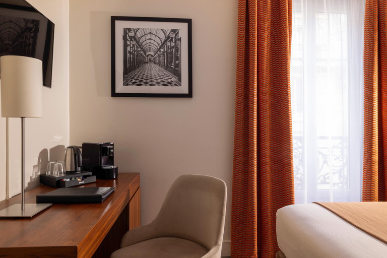 Bedroom 2, Elysees Bassano Hotel, Paris