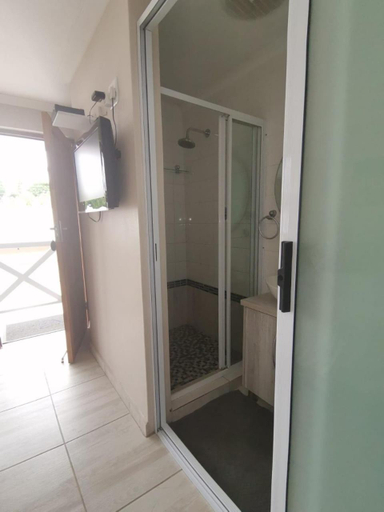 Bathroom 3, Renes Guesthouse, Pixley ka Seme