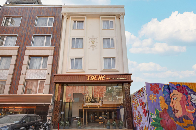 Exterior & Views