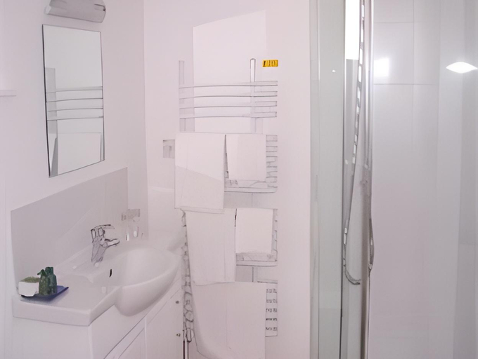 Bathroom 2, The White Horse Hotel, Suffolk