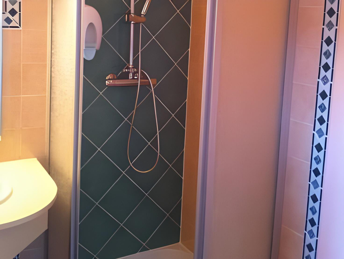 Bathroom 4, Hotel Restaurant Baryton, Eure