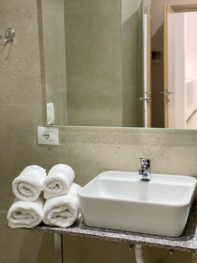Bathroom 3, Violet's Boutique Apartments, Sarandës