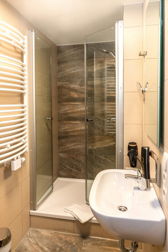 Bathroom 2, Donau-Hotel, Regensburg