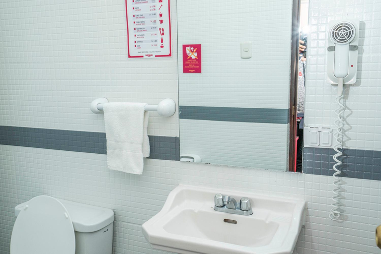 Bathroom 3, Pariwana Hostel Lima, Lima