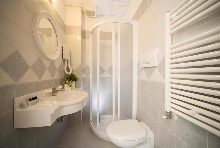 Bathroom 3, Hotel Jana, Rimini