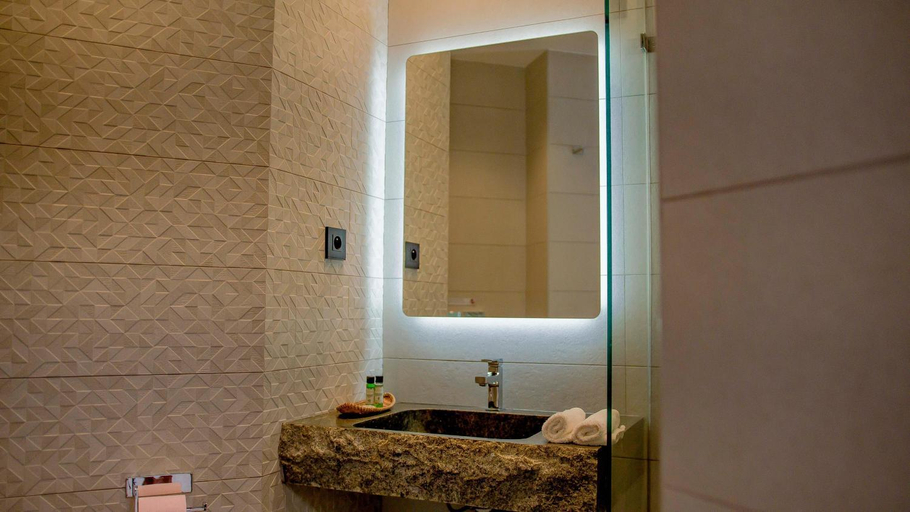 Bathroom 2, BLUE VELVET, Diana
