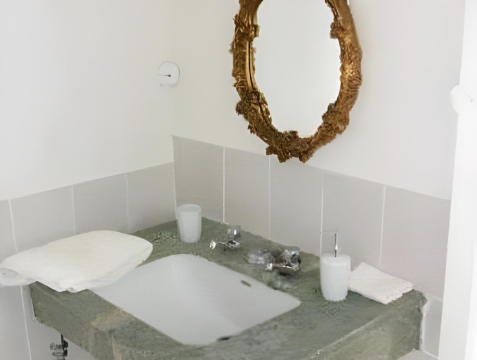 Bathroom 2, East Cliff Cottage Hotel, Bournemouth