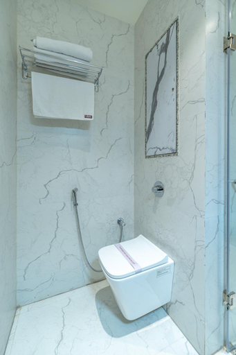 Bathroom 2, Hotel Devgiri, Kolhapur