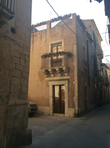 Others 5, Affittacamere Resalibera, Syracuse