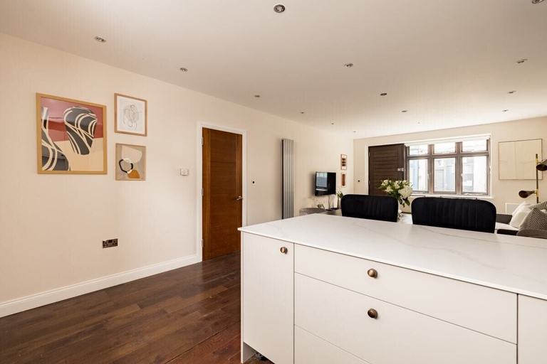 Others 5, The Belsize Park Escape - Modern 2bdr Apartment, London