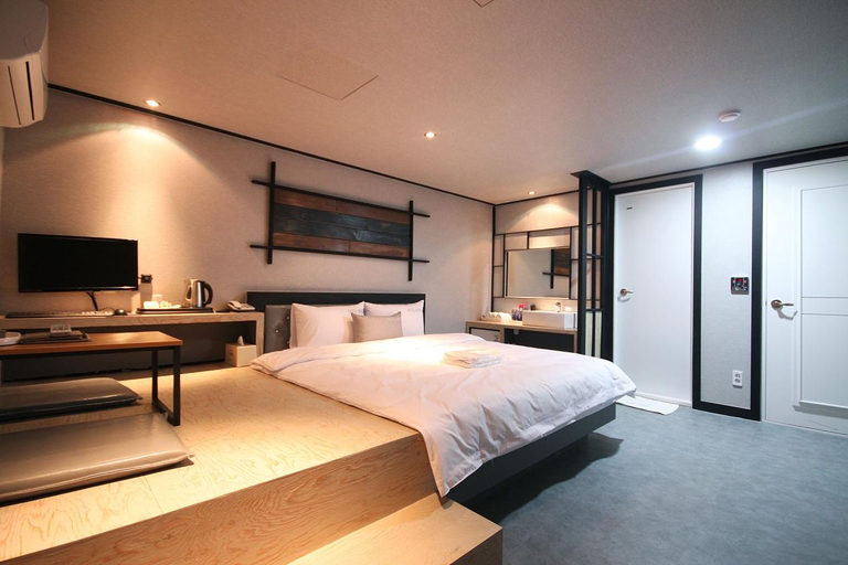 Bedroom 4, Busan Yeonsan-dong W, Yeonje