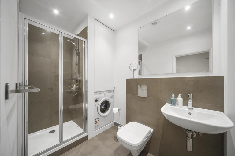 2, Studio Apartment by Homely Stays, London