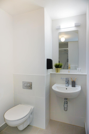 Bathroom 5, Grangegorman House, Dublin